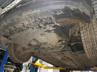 Nissan Tiida снизу