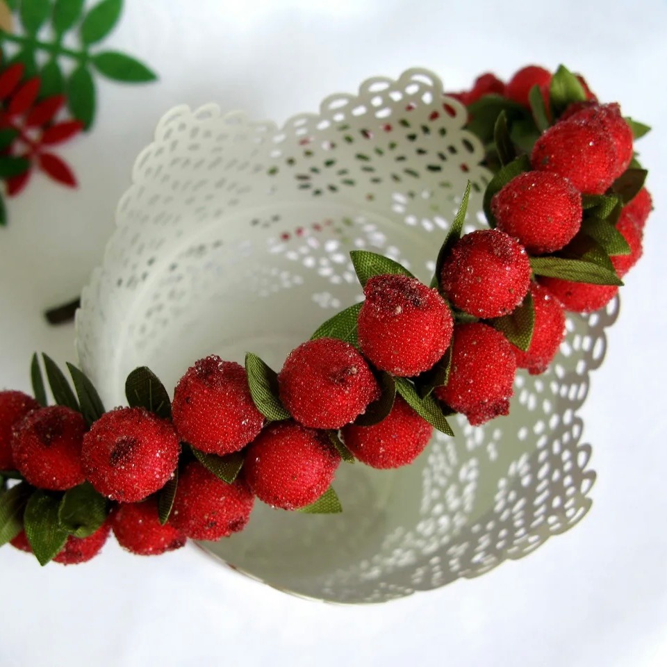 Сделать ягодки. Ободок с сахарными ягодами. Венок с сахарными ягодами. Сахарные ягодки для декора своими. Сахарные ягодки своими руками декор.