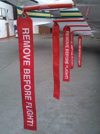 Снять перед. Remove before Flight. Ленточка remove before Flight. Ремувка на самолете. Remove before Flight на самолете.