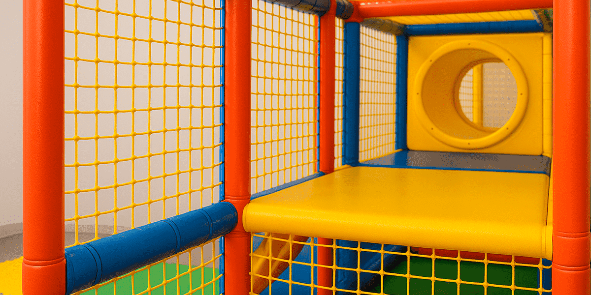 Отсутствие выступающих опасных элементов