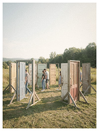 Декорация WOODandROOT из старых дверей в открытом поле для фотозоны