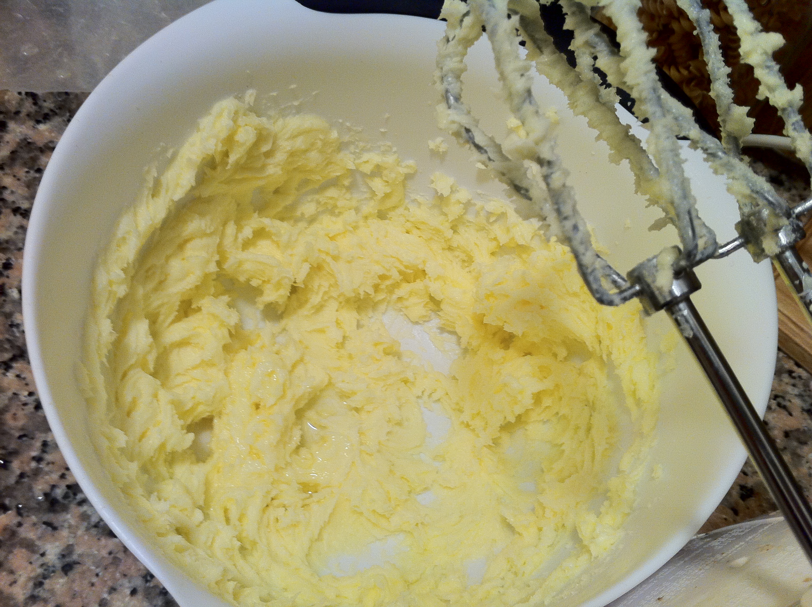 Для чего в тесто добавляют масло. Масло взбить с сахаром. Взбитое сливочное масло. Масло взбить с сахаром. Яйцо. Взбитые яйца с сахаром и мукой.