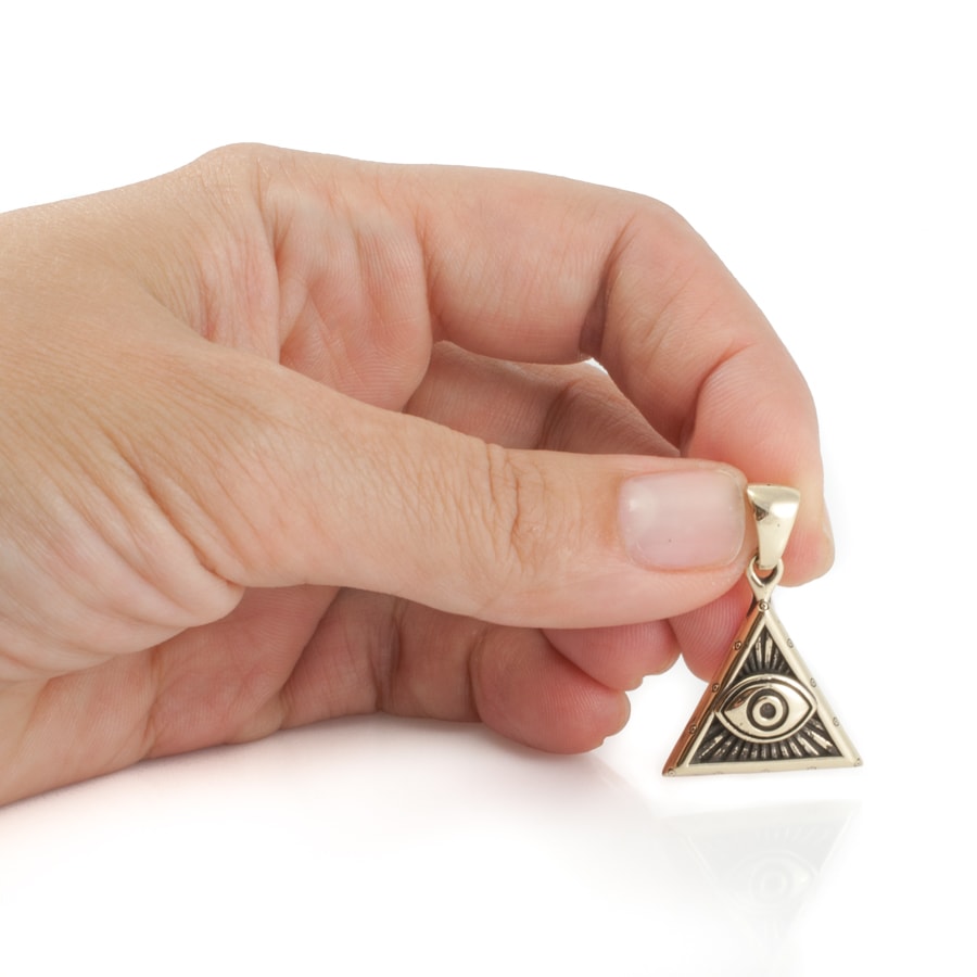 Всевидящее око в руке