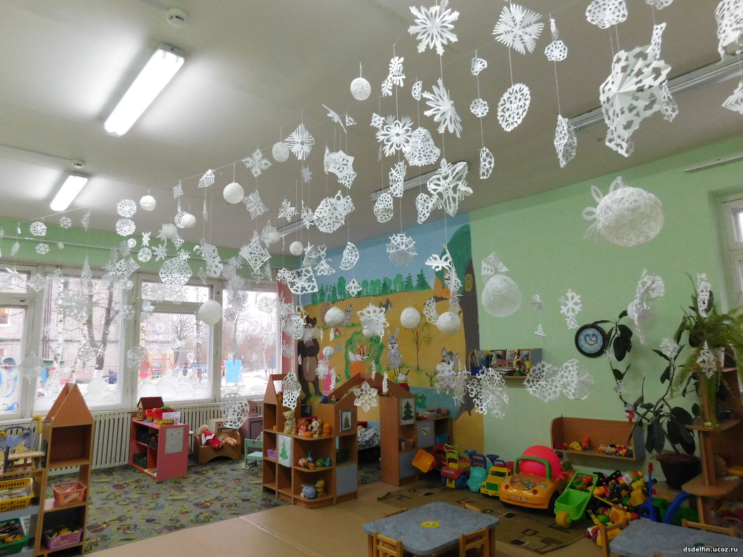 Украсить зал детского сада к новому году