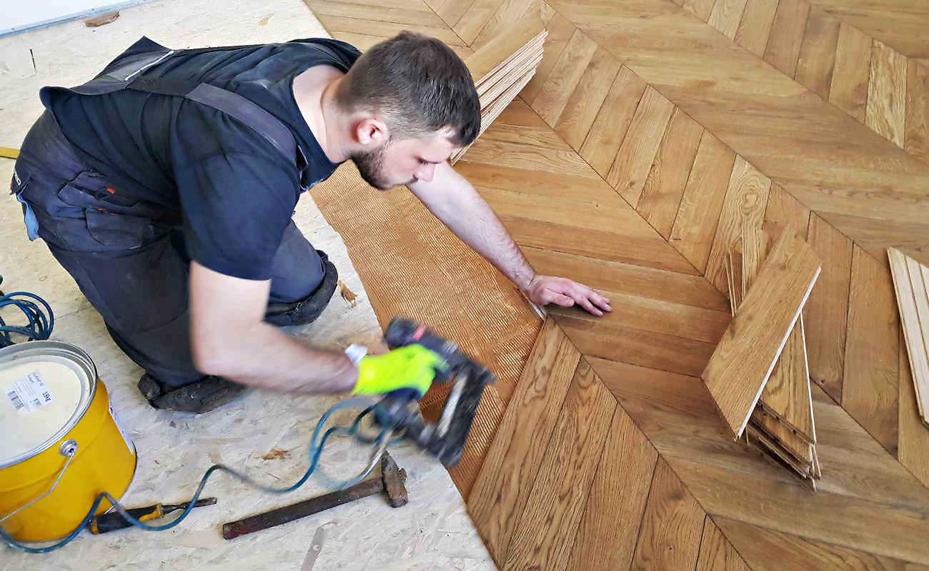 Укладка паркета с помощью нейлера