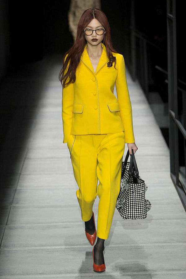 Яркий желтый цвет в современных костюмах