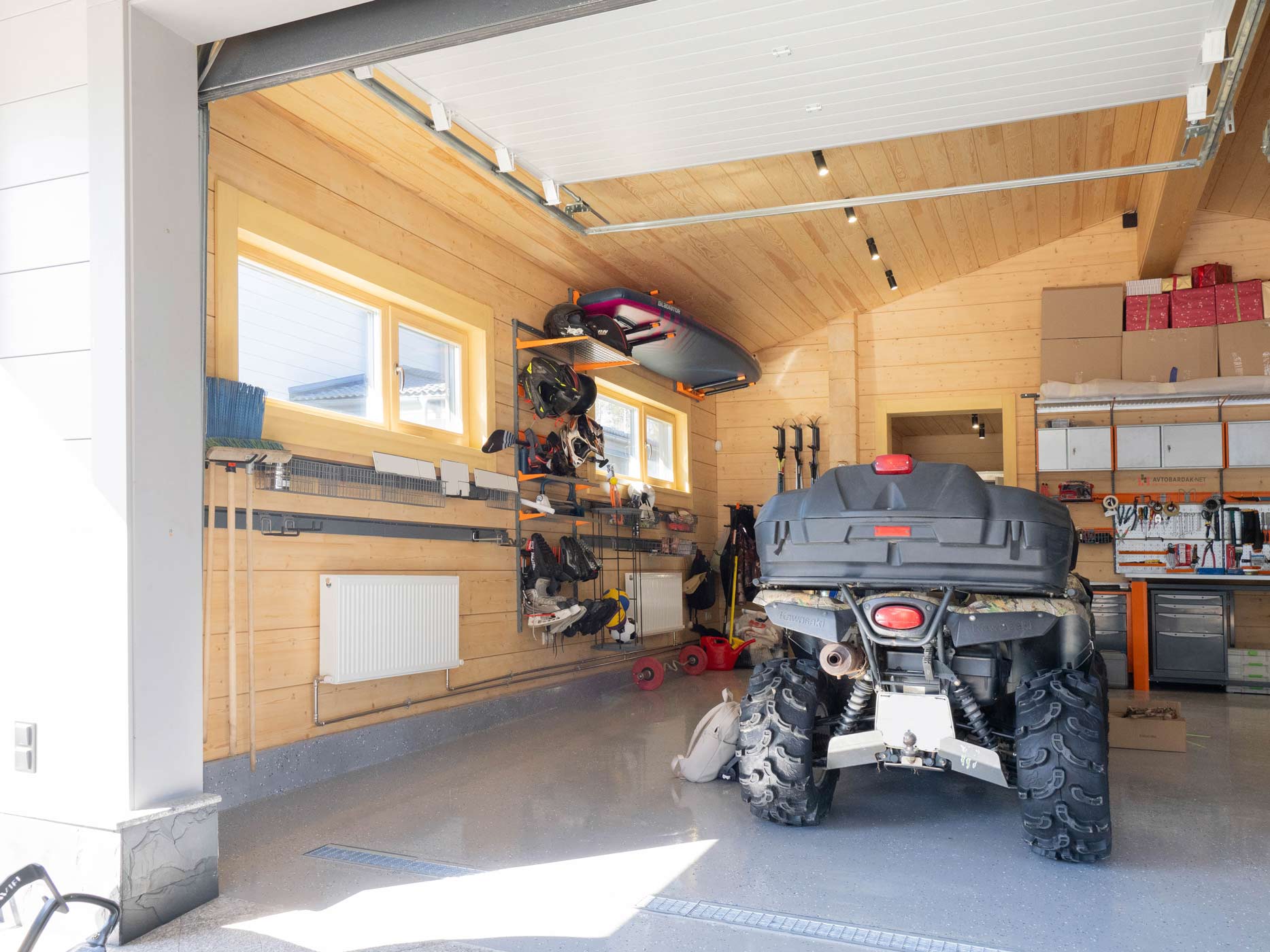 Обустройство гаража внутри мебелью и системами хранения