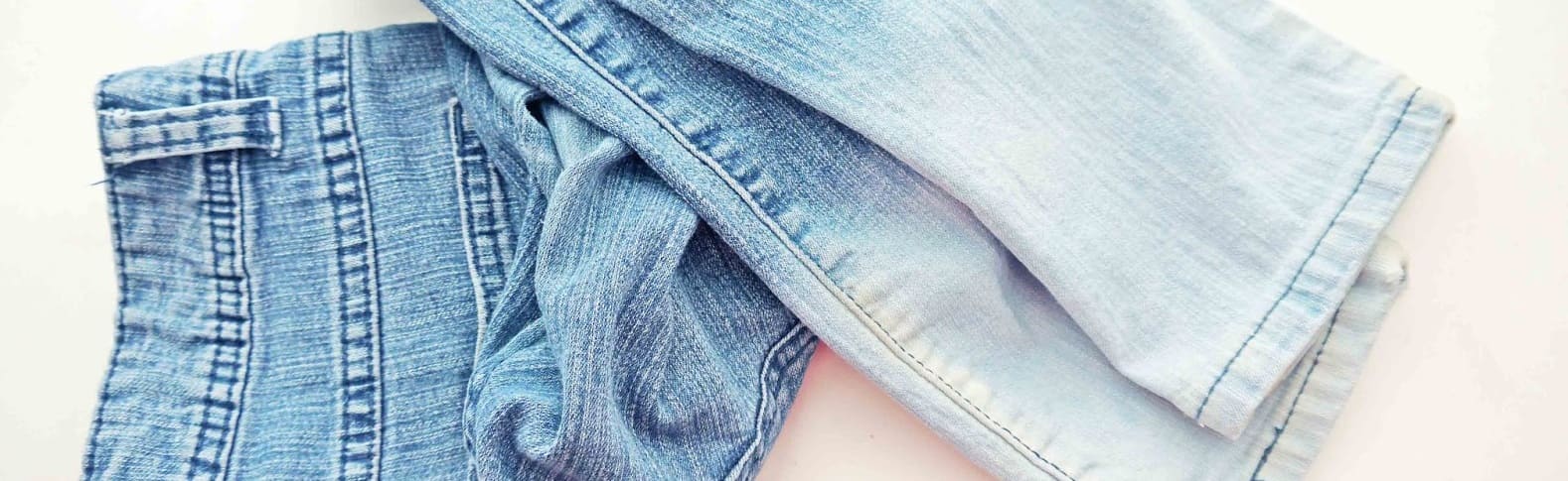 Вырежьте полоску из джинсовой ткани и сметайте ее края, чтобы сделать нечто прекрасное!