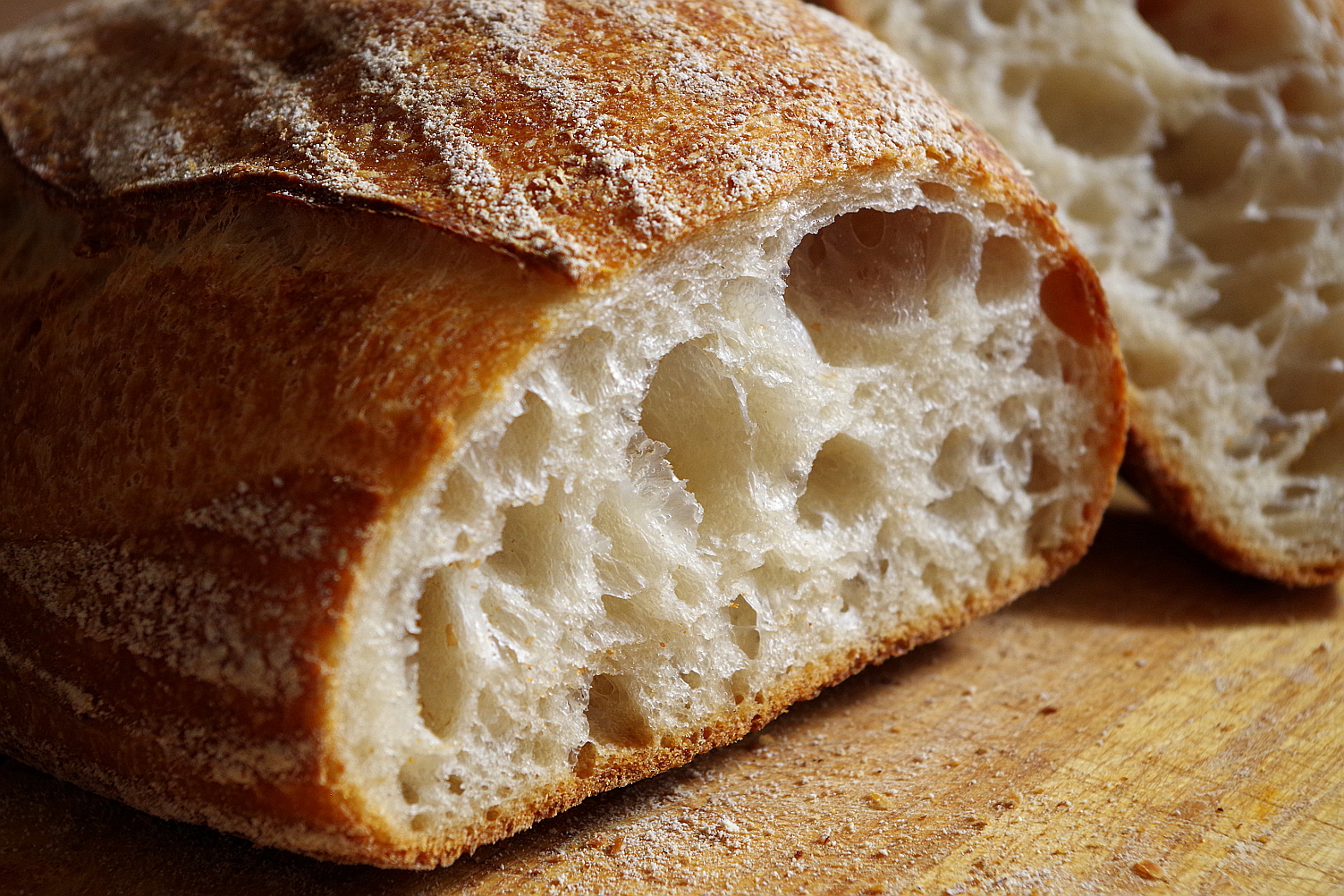 Свежеиспеченный. Тонкостенные поры хлеба. Хлеб расстойка в холодильнике. Время расстойки теста для хлеба. Почему пузырится хлеб в расстойке.