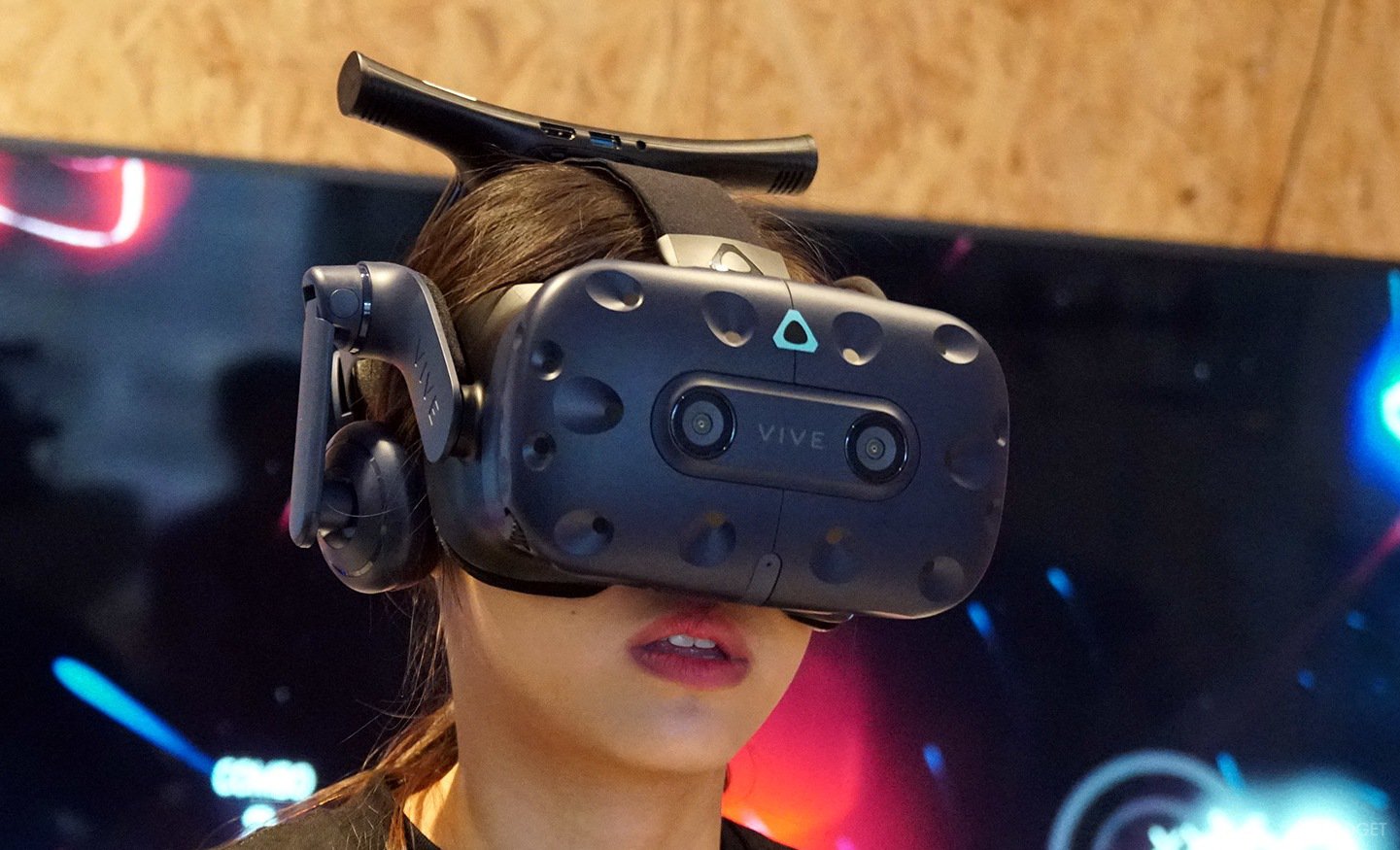 Виртуальная реальность в VR-шлеме.