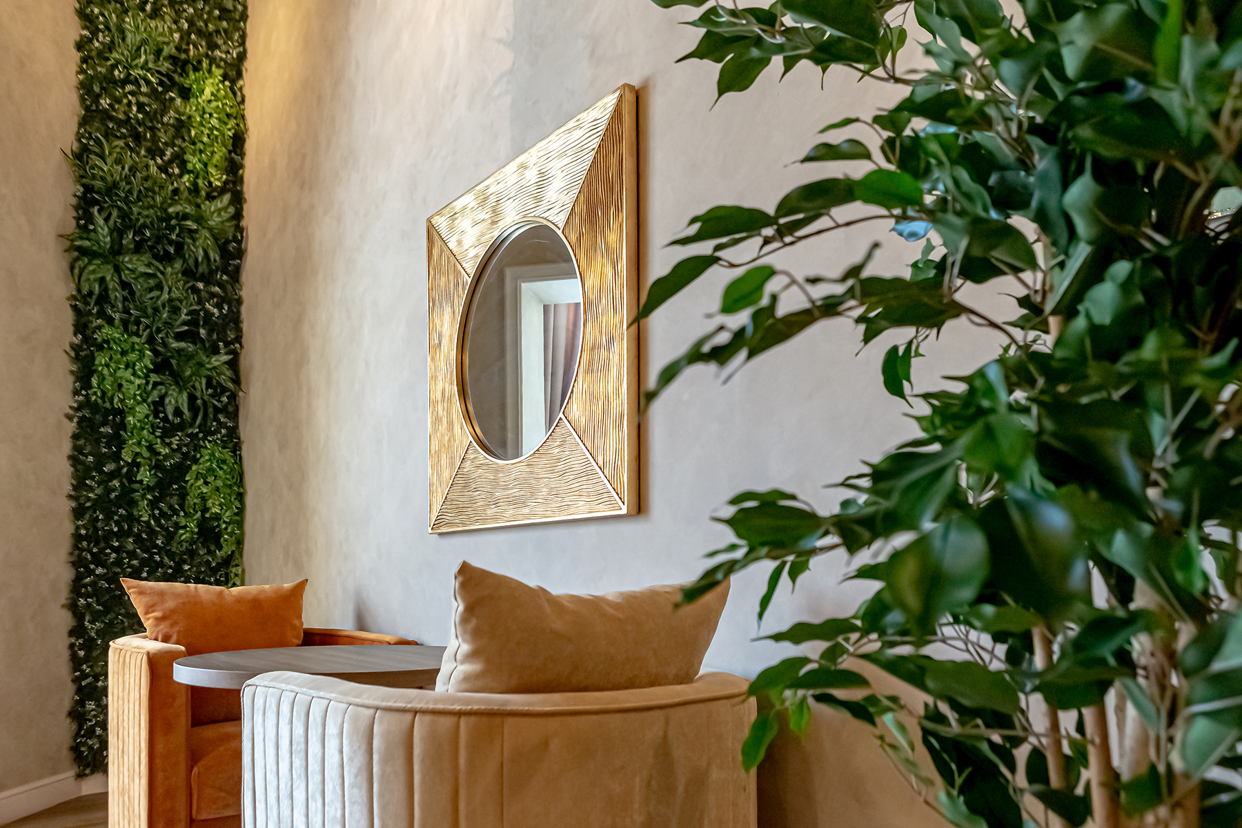 Фитостены из искусственных растений в ресторане