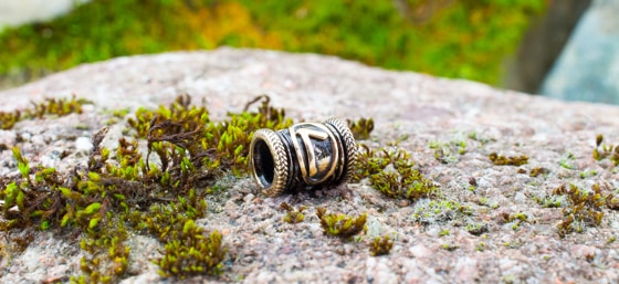 Металлический шарм с руной Лагуз.