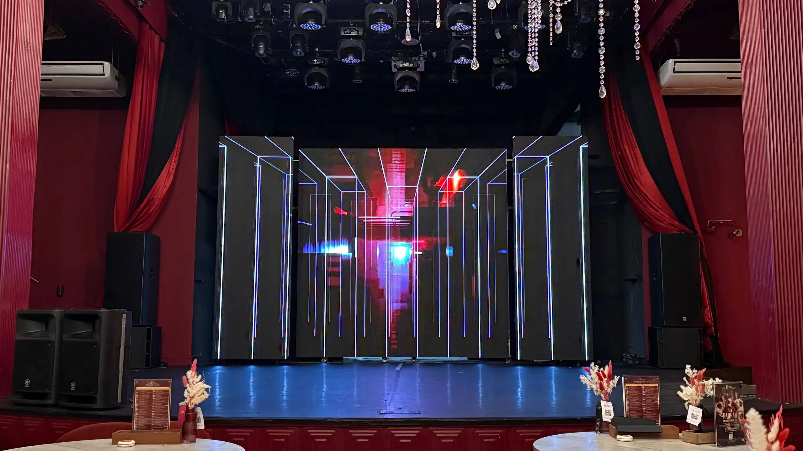 Театр Красная мельница Новосибирск — сцена с раздвижным светодиодным экраном