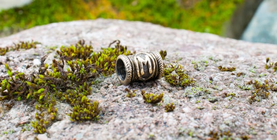 Серебряный шарм с изображением руны Эваз.