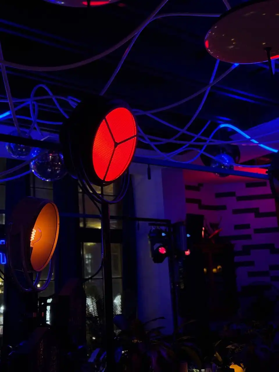 Бар-ИНСТ — современное световое оформление зала