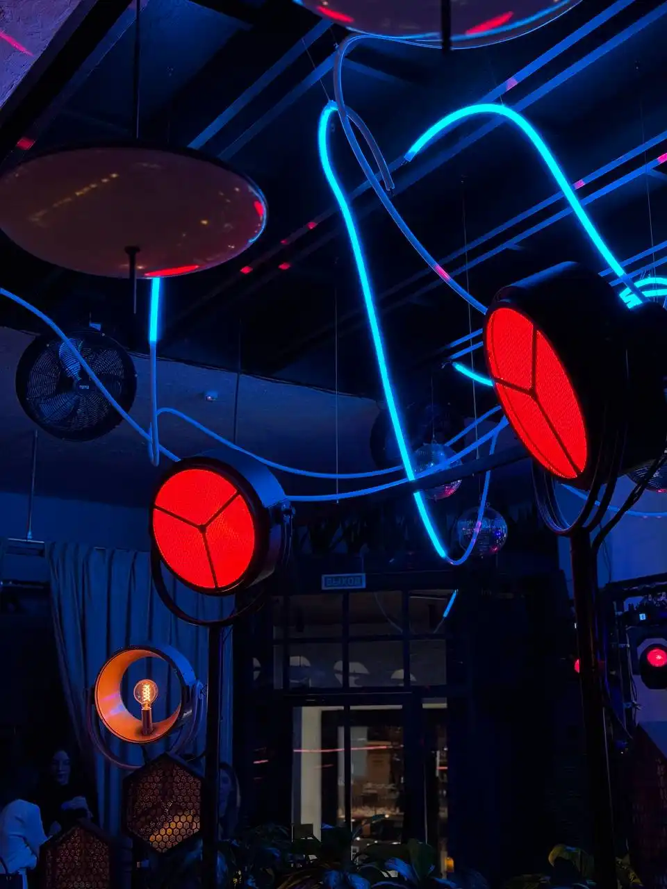 Бар-ИНСТ Новосибирск — гибкий пиксельный неон в интерьере