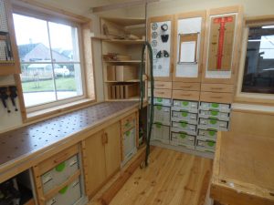 СУПЕР Мастерская, реализованная на основе инструментов и оборудования FESTOOL, мастера из Бельгии, который изготавливает рабочие столы для ювелиров