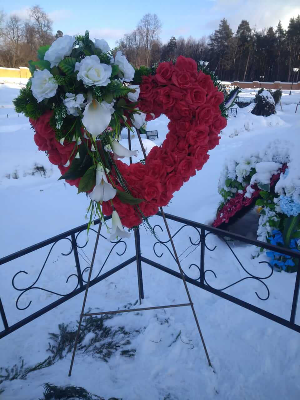 Венок на кладбище в виде сердца