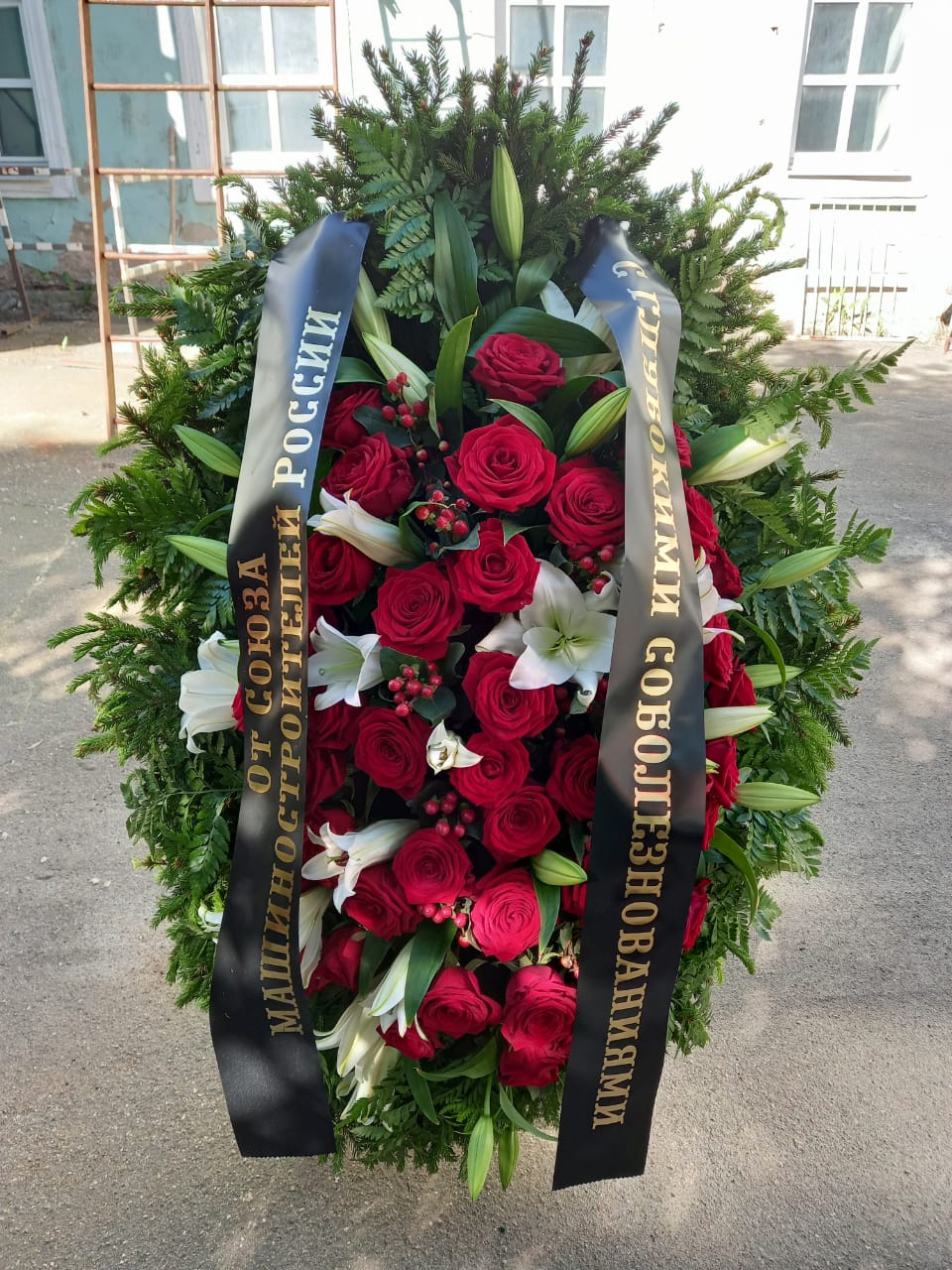 Венок из живых цветов ВЖ-12 120 см