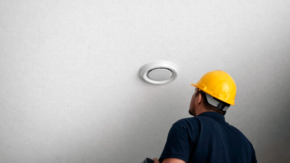 Рабочий установил анемостат