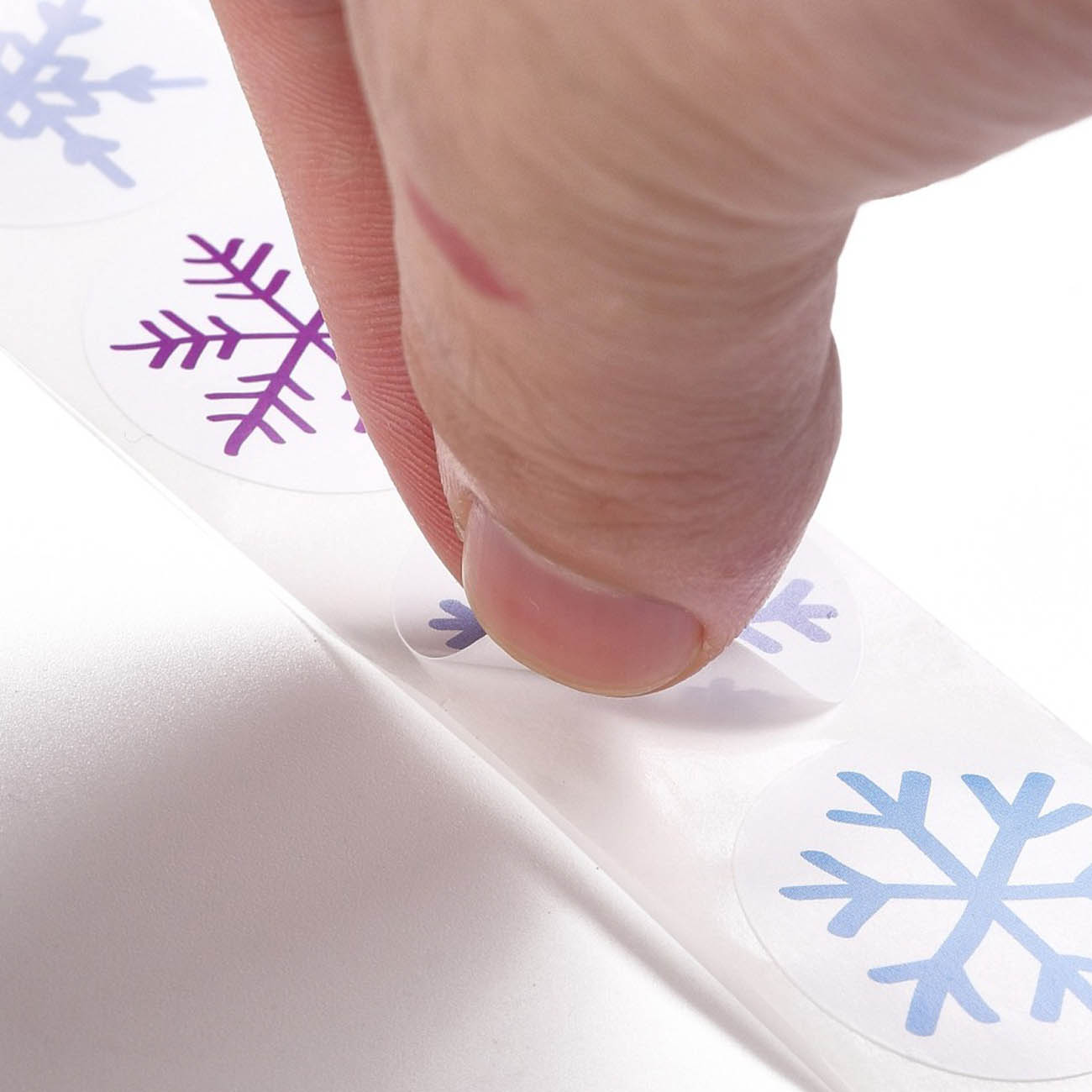 Набор из 500 наклеек-стикеров 25 мм Снежинки для подарочной упаковки и декорирования (тип2)