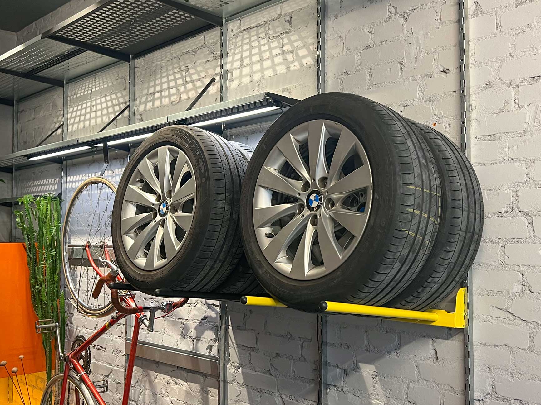 настенное хранение шин