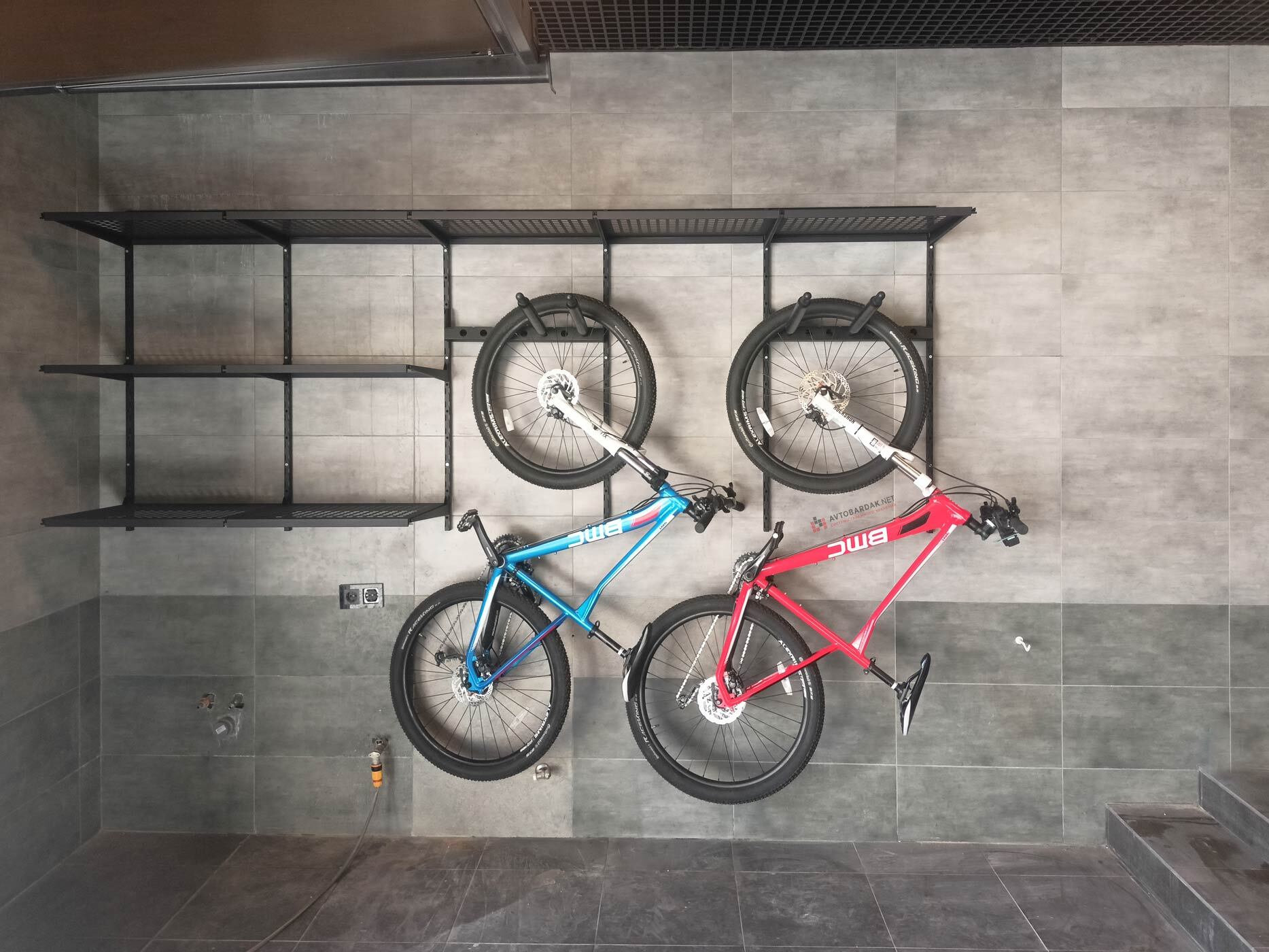настенное хранение велосипедов