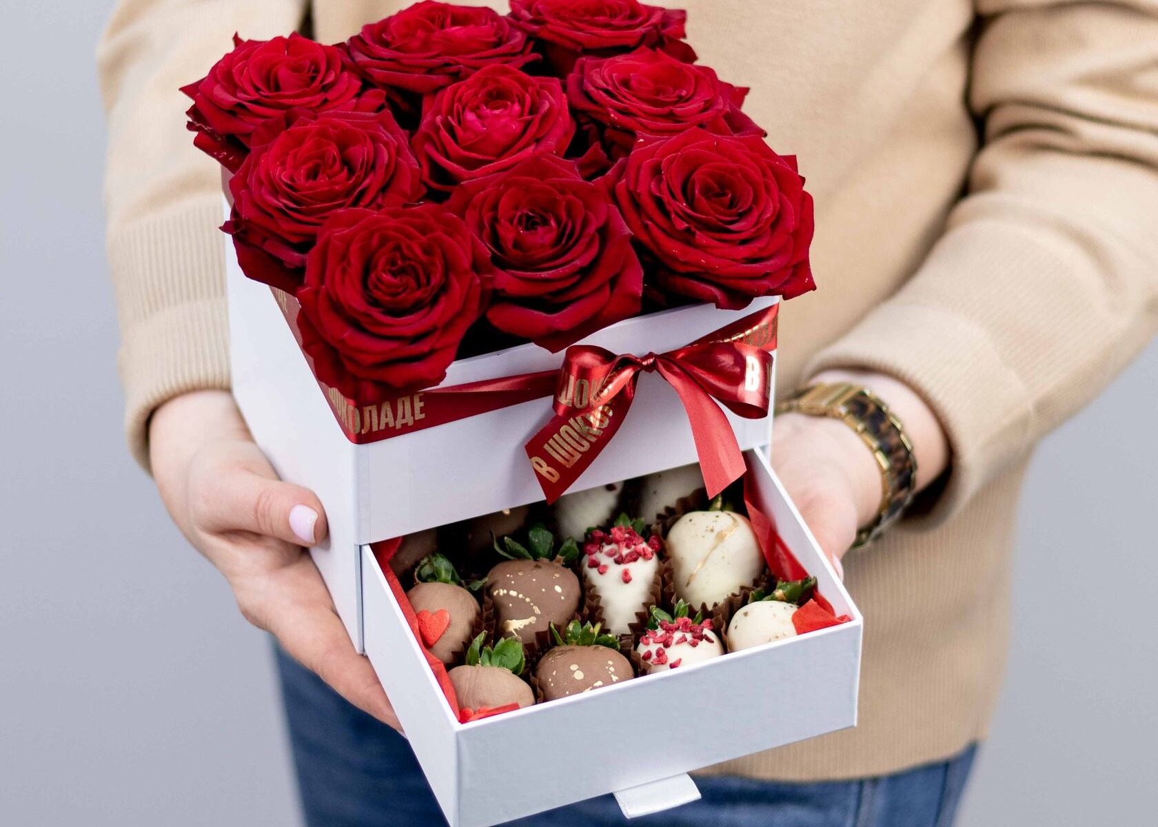 Букеты и коробки с цветами