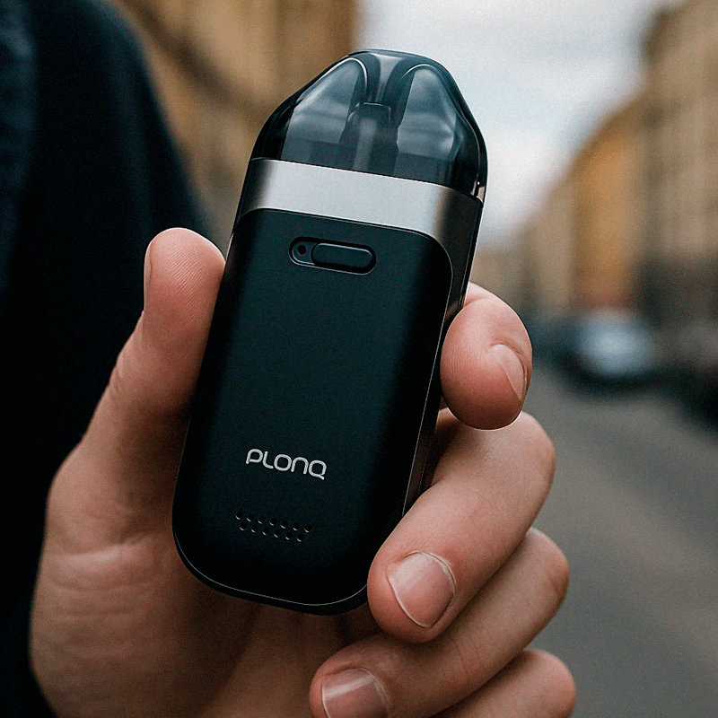 Plonq Meta Smart в руках мужчины Plonq Meta Smart в руках мужчины