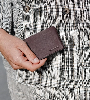 Маленький кошелек из кожи коричневого цвета