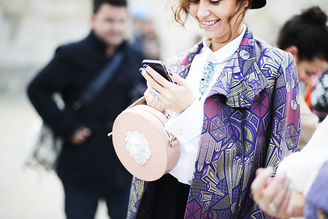 Наталья Захарова с круглой сумкой Round Leather Lion от ANDRES GALLARDO