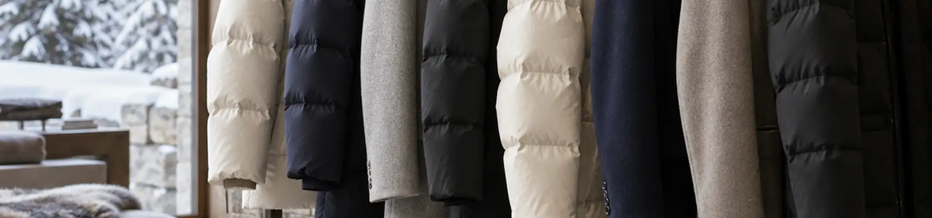 Пуховик светло-бежевый от Loro Piana BP5-188362 в lifestyle-сцене к статье «Светлый или тёмный пуховик: выбираем палитру зимнего слоя»
