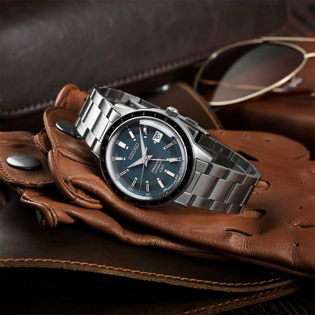 Seiko SSK009J1 GMT Road Trip Seiko SSK009J1 Style 60's GMT Petrol Blue с сине-серым циферблатом и GMT-стрелкой
