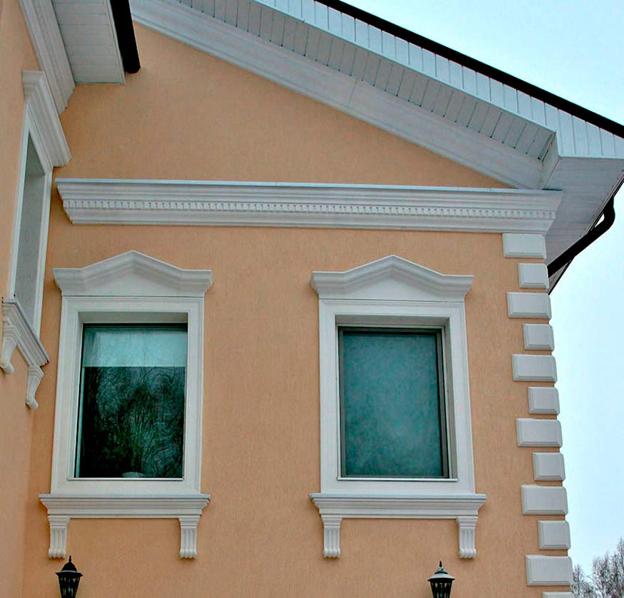 Обрамление фасада дома. Карниз фасадный Европласт. Обрамление окон на фасаде. Фасадный декор для наружной отделки. Лепнина на окна.