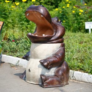 Урна для мусора в виде бегемота