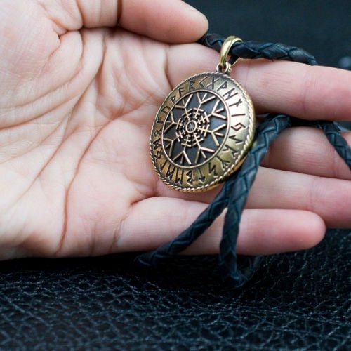 Бронзовый амулет Агисхьяльм