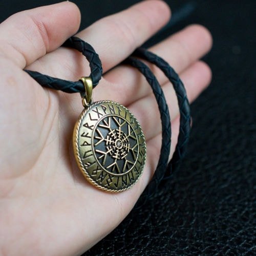 Отлитый из бронзового сплава, скандинавский амулет, фото на ладони