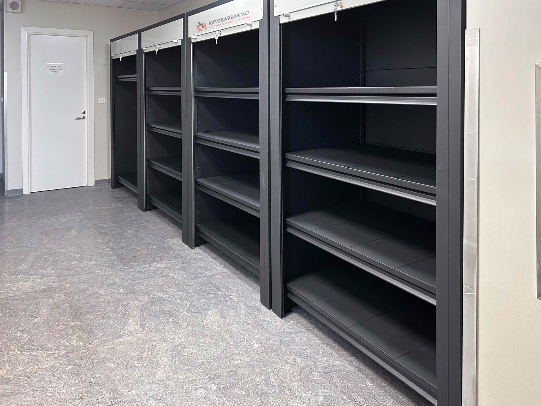 Закрытый стеллаж с рольставней