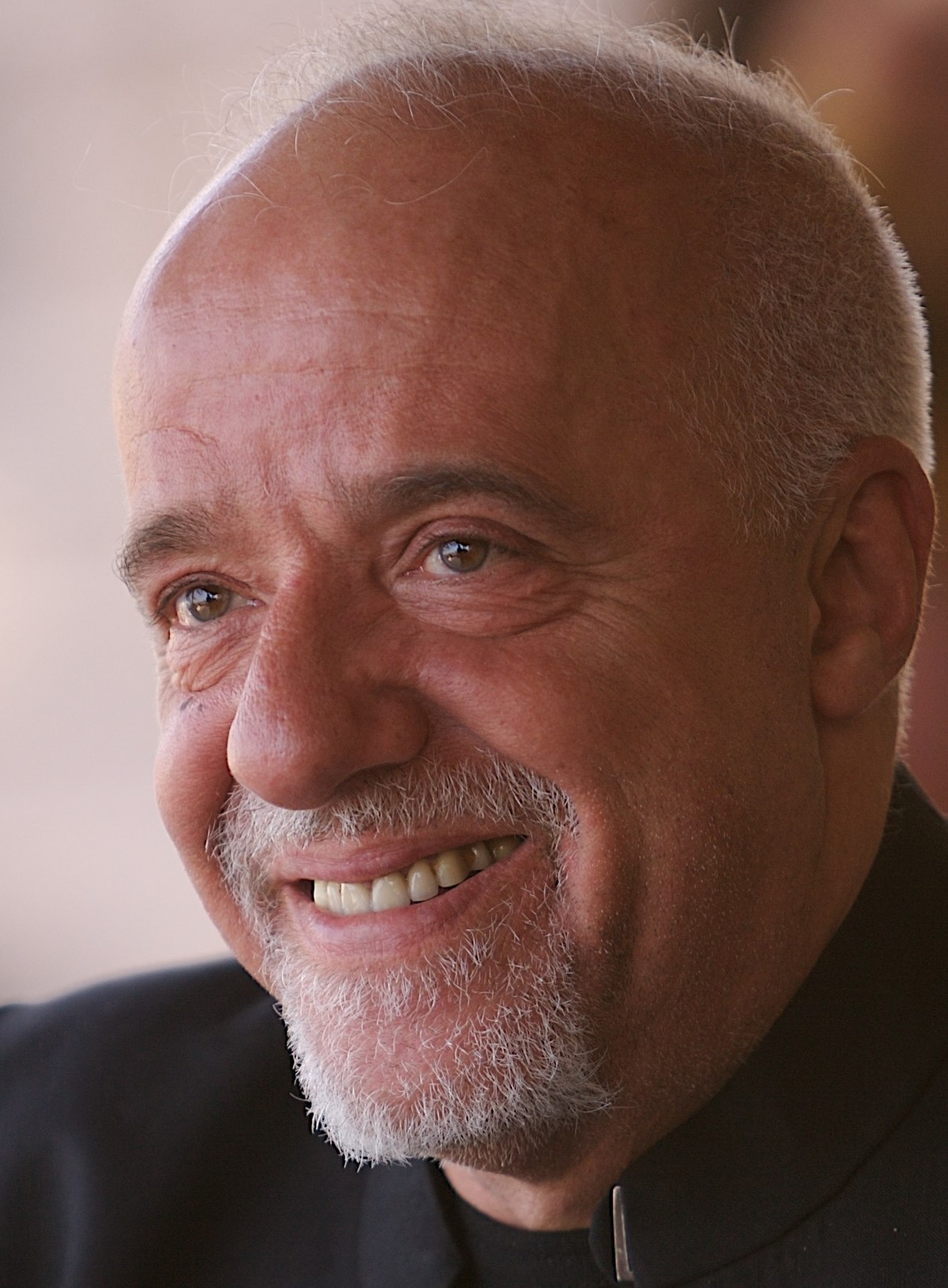 Paulo_Coelho_2007-04-09_001_(cropped).jpg