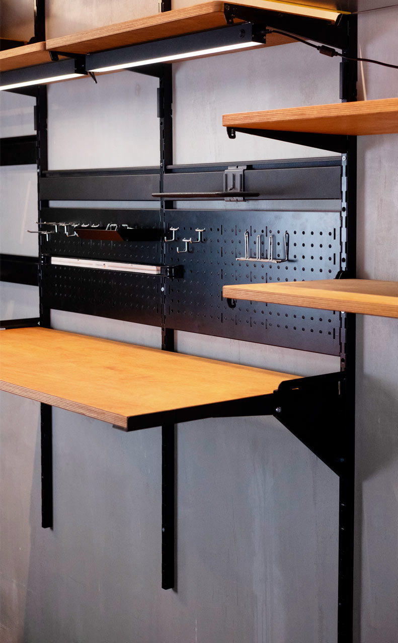 Полки из дерева на металлической раме