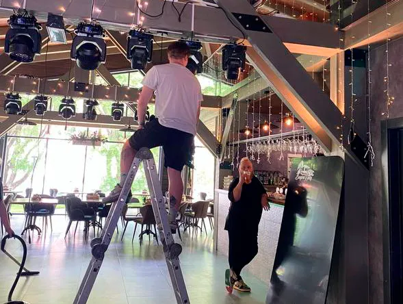 Ресторан Встреча у реки — общий вид зала после установки света и звука ZUMEN