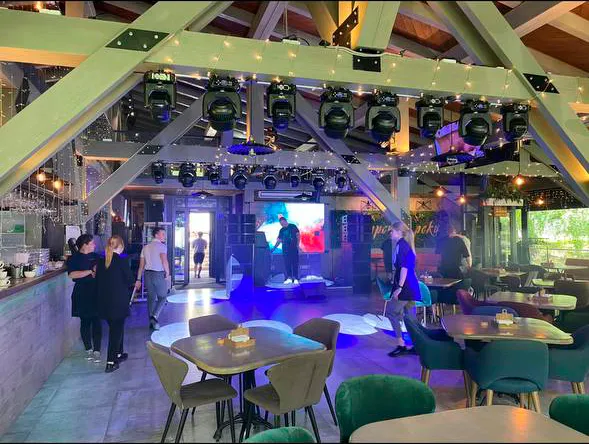 Ресторан Встреча у реки — профессиональное световое оборудование в работе