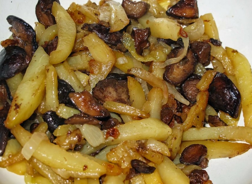 Жареная картошка с белыми грибами