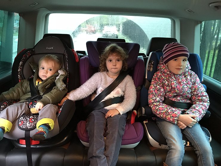 Безопасное место в авто для детского кресла