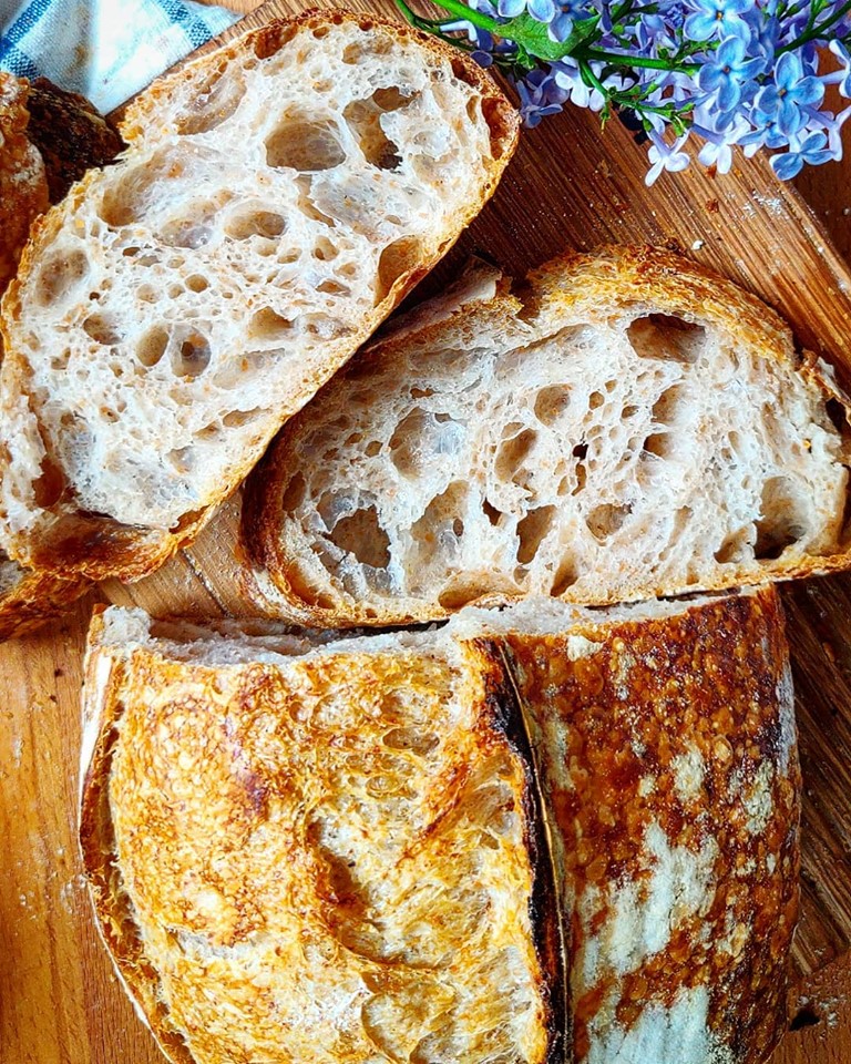 Хлеб на закваске рецепт с фото. Хлеб на закваске. Хлеб из закваски без дрожжей. Хлеб на закваске в форме. Фруктовые дрожжи для хлеба.