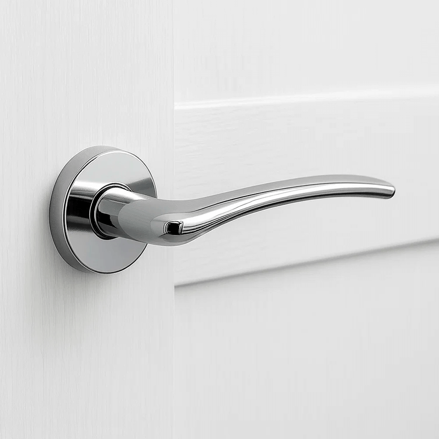 Хромированная дверная ручка