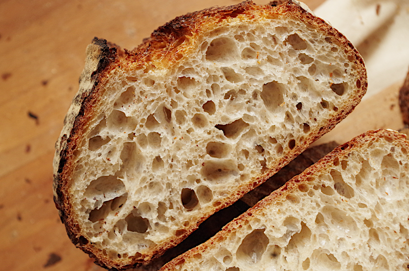 Почему у хлеба корочка. Корка хлеба. Хлебная корочка. Белый хлеб с черной корочкой. Черствая корка ржаного хлеба.