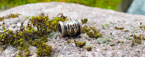 Шарм с изображением руны Манназ.