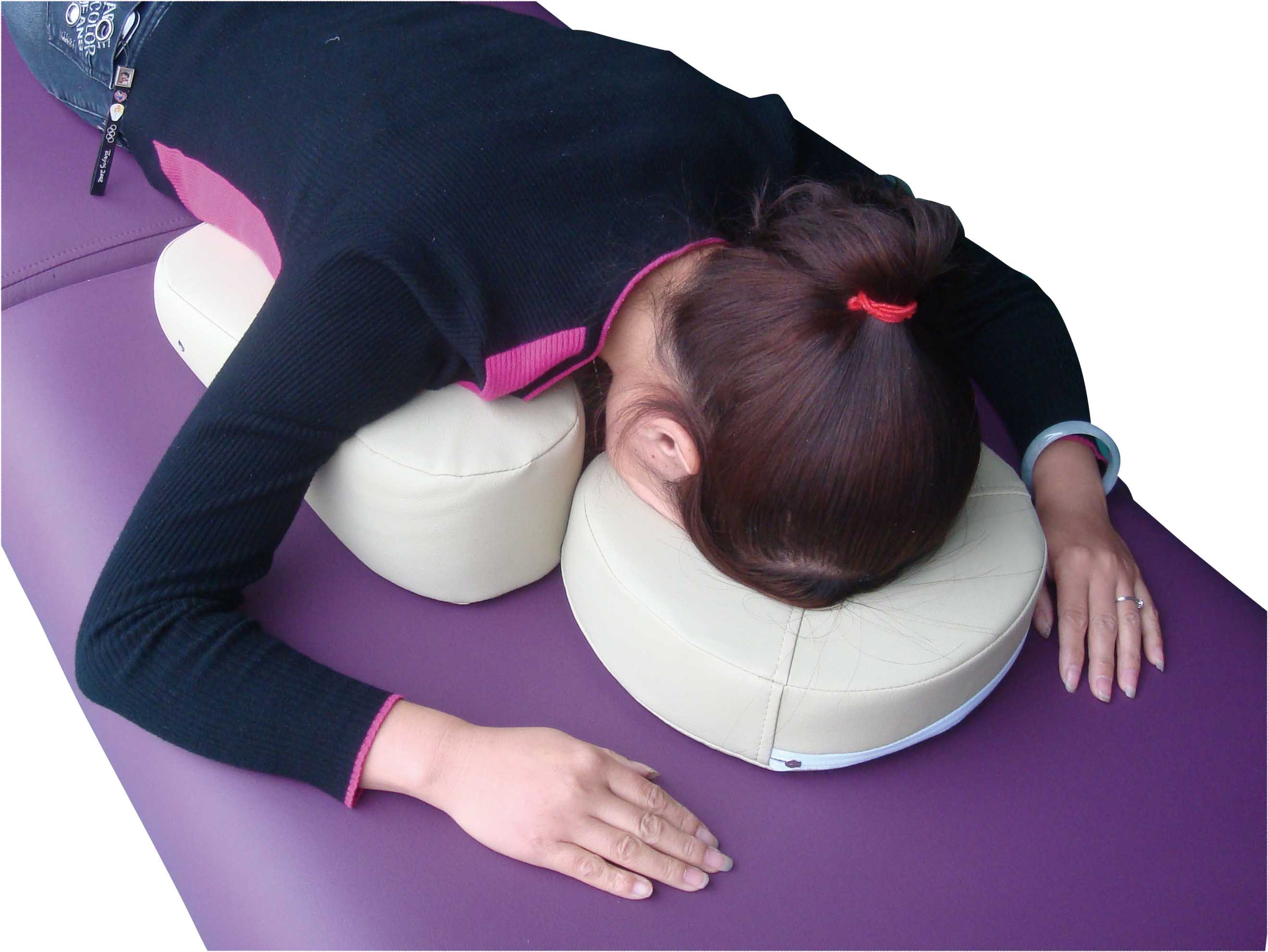 силиконовая подушка для массажного стола с дыркой для лица