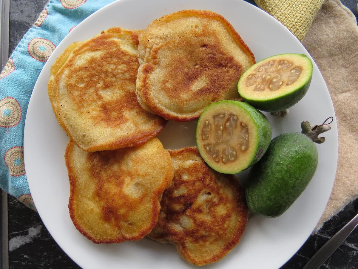 Оладьи с яблоком, ананасом, фейхоа